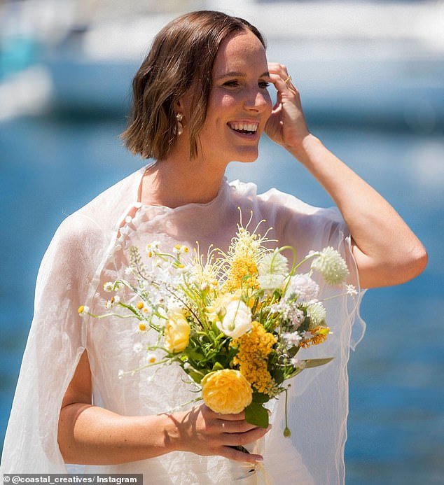 Dentro de la pintoresca boda de la medallista de oro olímpica australiana Brontë Campbell, que hace una impresionante entrada en barco