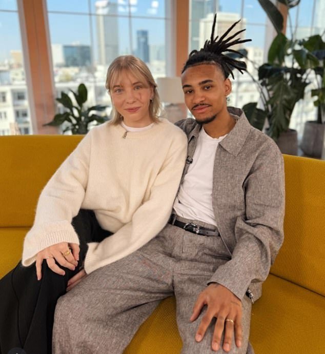 La patinadora de velocidad de los Juegos Olímpicos de Invierno que recibió un patín en la cara en un horrible incidente revela su cicatriz por primera vez y detalles sobre cómo todavía afecta su vida diaria.