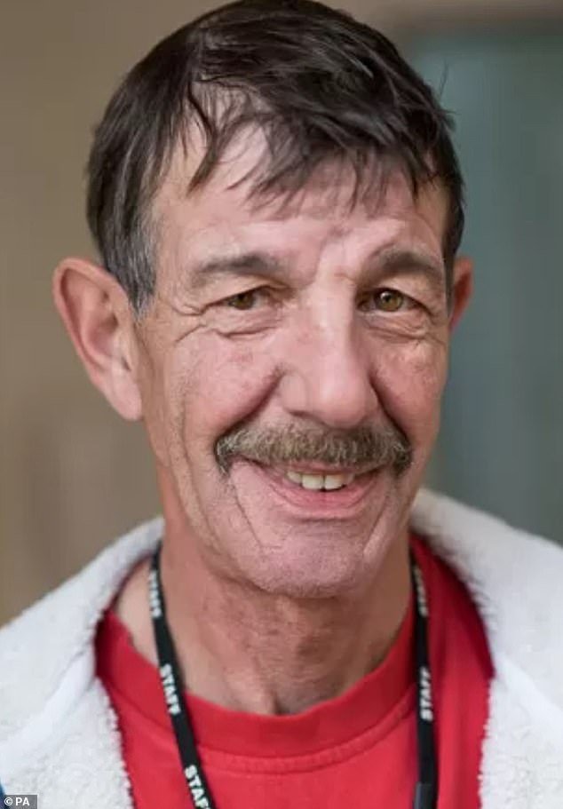 La policía instó a la viuda de un cuidador muerto en un ataque con cuchillo en Nottingham a “hacer que el perro” afronte la tragedia después de que ella dijera que murió en un accidente automovilístico.