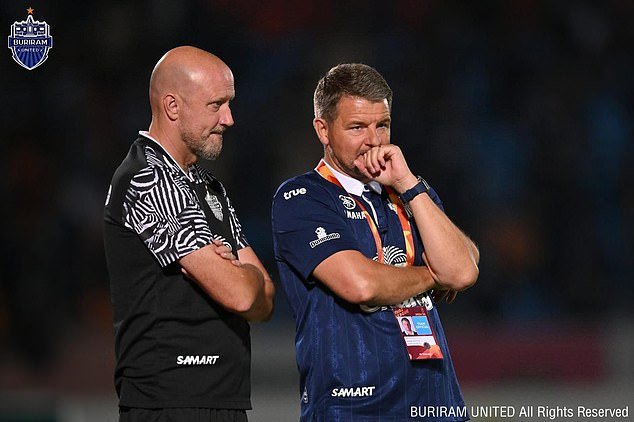 Cameron Toshack habla sobre vivir junto a un volcán, pionero en Tailandia, y la desgarradora actualización de salud de su padre, la leyenda de Liverpool y Gales, John.