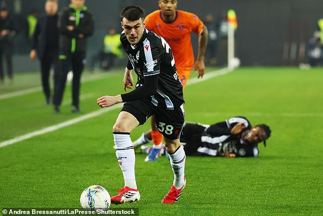 Pensé que Lennon estaba listo para jugar cuando llegó al Udinese. Pero lo metieron en el Fat Club… ahora se está convirtiendo en una estrella de la Serie A