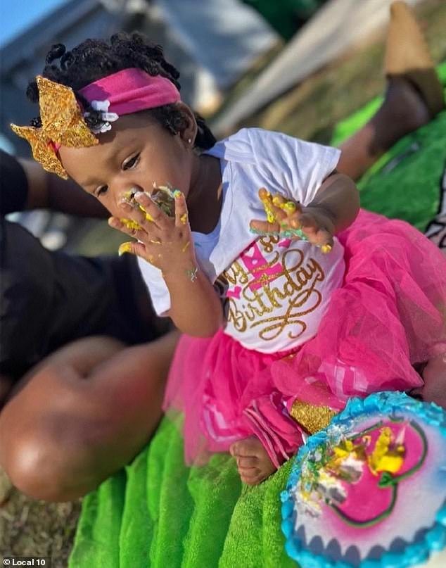 Una familia angustiada dice que planea demandar a Airbnb después de que su hija autista de 4 años fuera encontrada muerta en el fondo de un grupo de alquiler vacacional en Miami