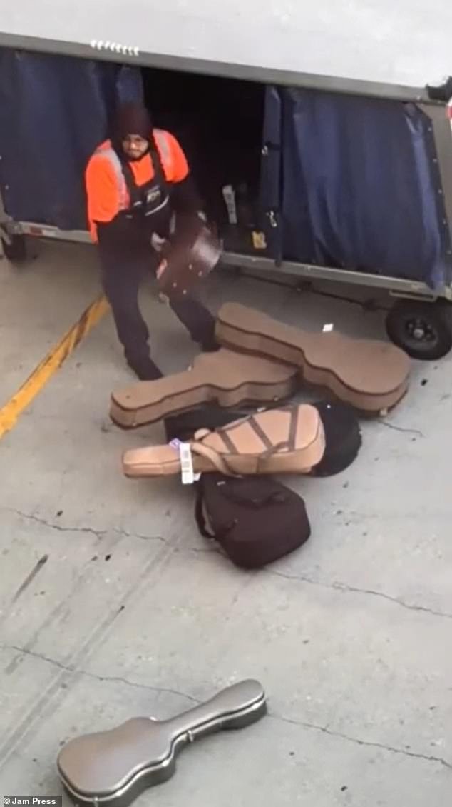 Un mozo de equipaje en LAX tira guitarras caras al suelo