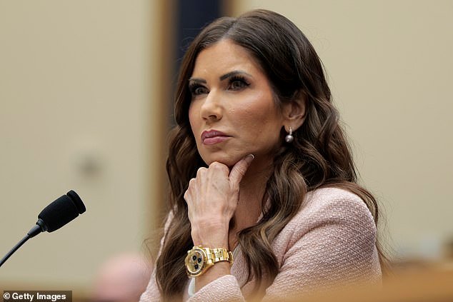 Kristi Noem y su presunto amante Corey Lewandowski están bajo investigación criminal mientras un anuncio de 220 millones de dólares genera una investigación “de gran alcance” sobre acuerdos “turbios”