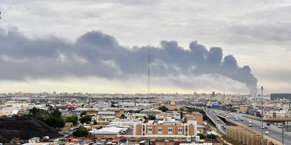 Irán dispara misiles contra bases militares estadounidenses en el Golfo y dice que Estados Unidos está “negociando consigo mismo” – actualizaciones en vivo