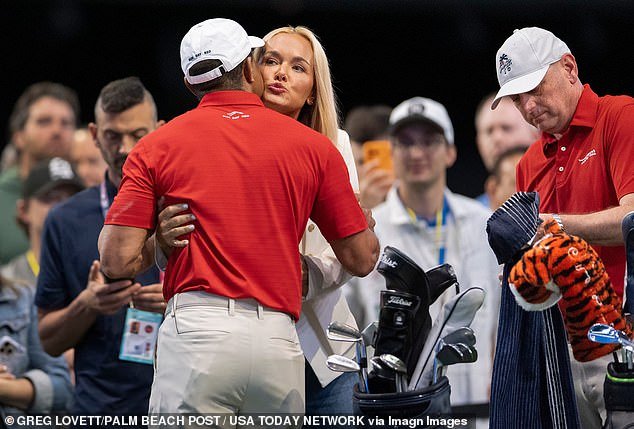 Vanessa Trump y Tiger Woods cargan su PDA mientras observa al ícono del golf sufrir una derrota humillante en su regreso al golf.