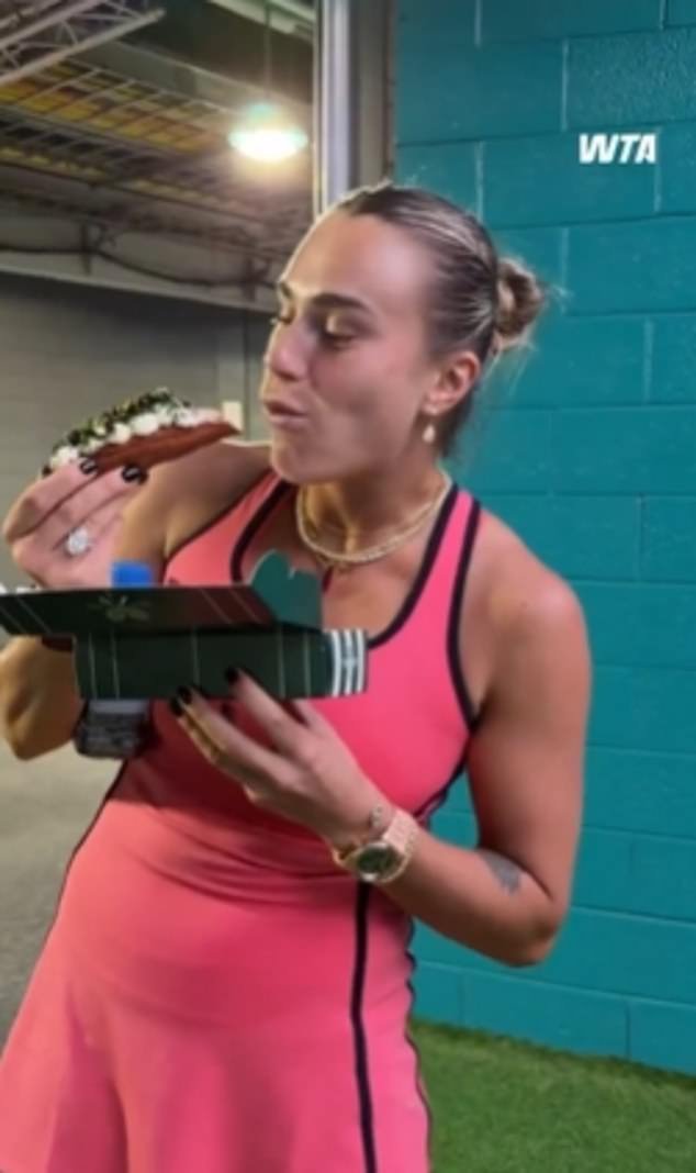 Aryna Sabalenka se regala un hot dog cargado de caviar dorado de 100 dólares llamado “Golden Glizzy” después de ganar los octavos de final del Miami Open