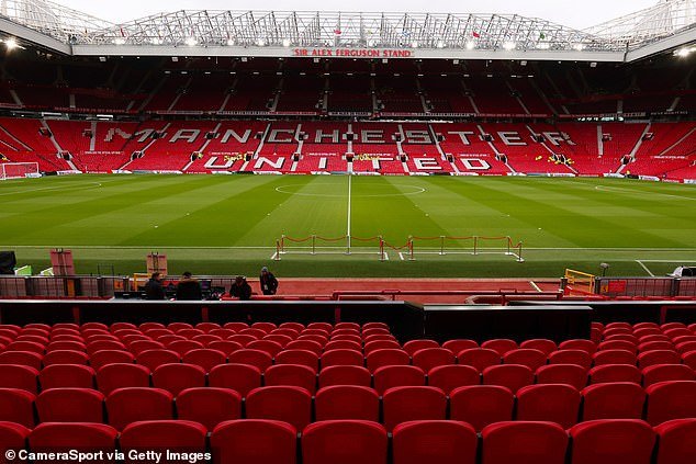 Un fan ‘indefenso’ del Man United, de 76 años, fue desalojado del asiento que su familia ha usado durante 77 años en Old Trafford… mientras Sir Jim Ratcliffe expulsa a 1.100 fanáticos de sus asientos para dar paso al departamento de hospitalidad de £425 por cabeza