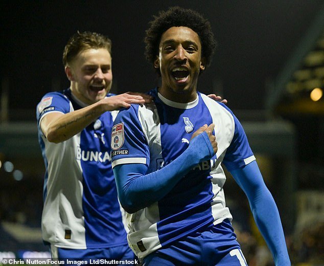 “El lugar es como una gran familia”. ‘Todos estamos juntos en esto’: una visión del impulso de promoción de Oldham: por qué los fanáticos acuden en masa a los juegos, los patrocinadores abandonan el Man United para unirse a la fiesta y cómo el club está ‘renaciendo’ bajo la dirección de los Rothwell, escribe el superfan MIKE KEEGAN