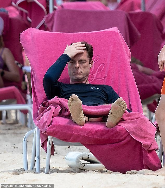 El entrenador del Burnley, Scott Parker, bajo fuego, escapa del estrés del descenso inminente y se va de vacaciones a la playa en Barbados con su esposa Carly.