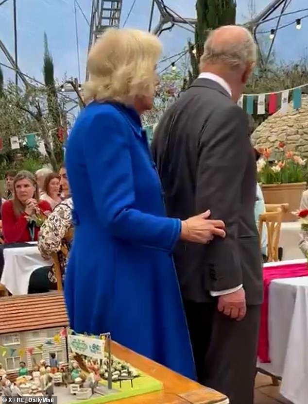 ¡Toca la forma de hacerlo! Camilla deleita a los fanáticos reales mientras intenta desesperadamente llamar la atención de Charles durante su visita al Proyecto Edén.