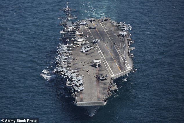 Irán se atribuye un “ataque” a un portaaviones estadounidense mientras el jefe de la marina de Teherán comparte “imágenes del ataque con misiles” a un buque de guerra de 1.800 millones de libras esterlinas en el Mar Arábigo