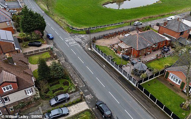Una pareja de jubilados tendrá que derribar su SEGUNDA valla después de que los vecinos se quejaran, apenas unas semanas después de que les dijeran que quitaran la primera barrera.
