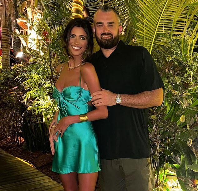 El entrenador de March Madness, Bryan Hodgson, se vuelve viral por hacer una broma sobre el “reclutamiento” de su esposa.