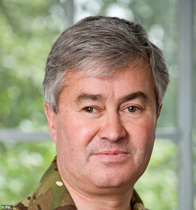 El debilitado ejército británico ahora sólo tiene fuerza suficiente para tomar una pequeña ciudad comercial “en un buen día”, advierte el general, mientras la Royal Navy se ve obligada a desplegar un buque de guerra ALEMÁN para liderar la operación de la OTAN.