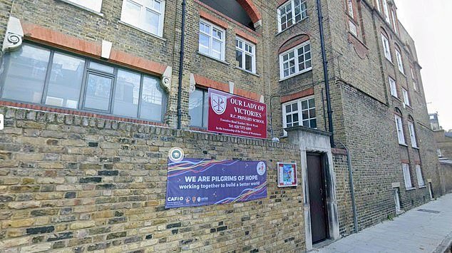 El director de la escuela primaria de Kensington gastó más de £56.000 en Amazon y billetes de tren con la tarjeta de crédito de la escuela