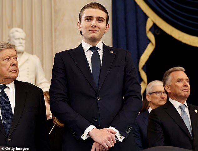 La leyenda de la WWE pide a Donald Trump que envíe a su hijo Barron, de 20 años, a la guerra tras acusar al presidente de orquestar un intento de asesinato.