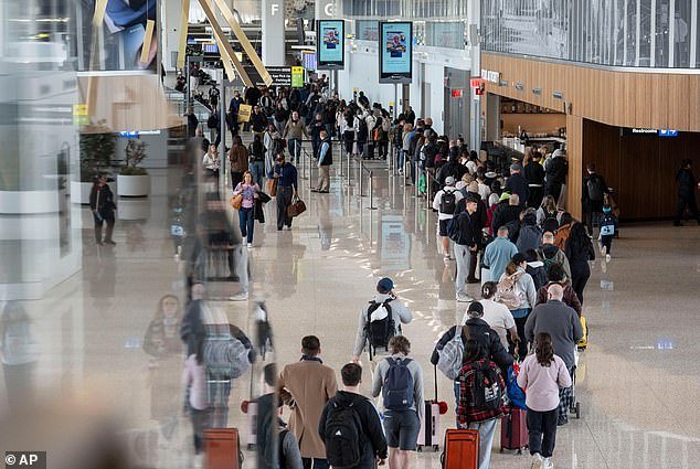 Trump amenaza con enviar tropas a aeropuertos afectados por la crisis mientras el caos abruma a los agentes de ICE