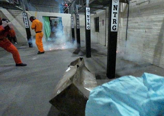 Desde disturbios carcelarios hasta escenarios de toma de rehenes y ataques terroristas, RORY TINGLE pasa el día entrenando a la unidad táctica penitenciaria de élite de Gran Bretaña para situaciones de alto riesgo.