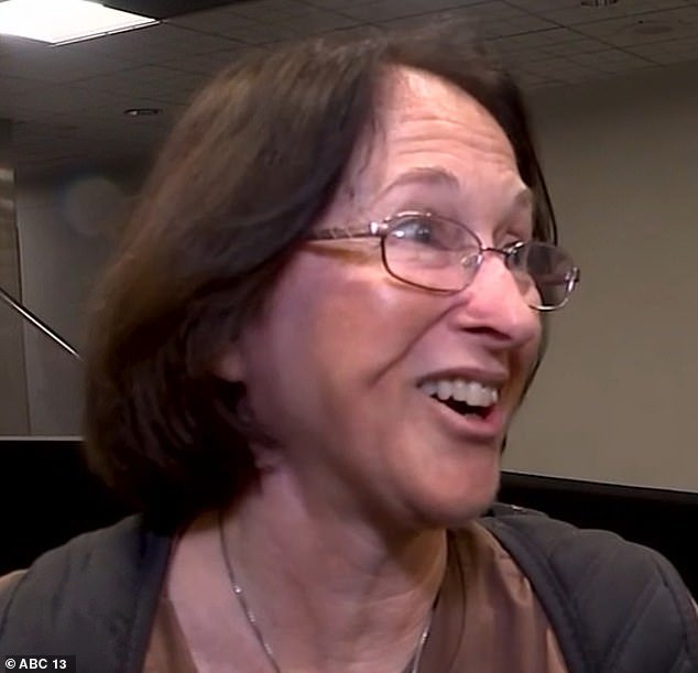 Los viajeros claustrofóbicos sufrieron ataques de pánico mientras esperaban en el húmedo túnel subterráneo del aeropuerto de Houston, mientras que los tiempos de espera de la TSA alcanzaron casi CINCO HORAS.