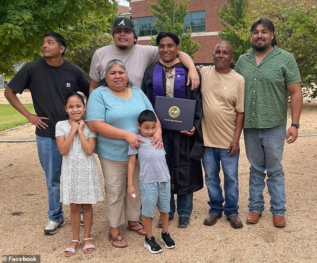 Una madre de Texas y su hijo de 7 años murieron en sus camas después de que un adolescente embistió su casa con un automóvil mientras dormía.