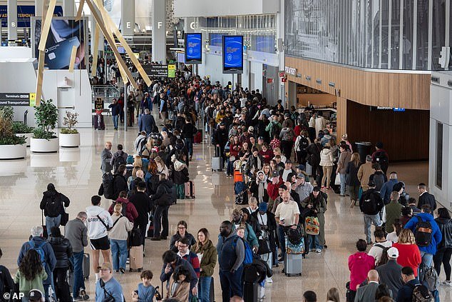 La TSA dice que está a punto de cerrar AEROPUERTOS ya que los cierres causan deficiencias de seguridad y llevan a los centros de viajes al límite.