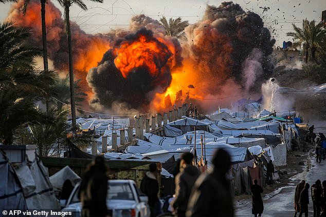 Irán afirma que UN MILLÓN de combatientes están preparados para una invasión estadounidense mientras el nuevo gobierno de línea dura pide una escalada nuclear disuasoria.