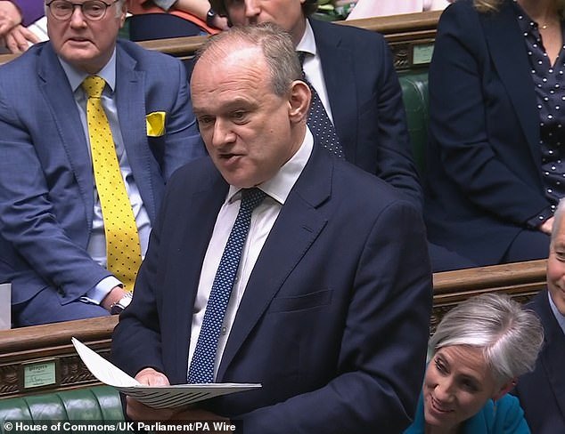 QUENTIN LETTS: Sólo el bolígrafo morado de Barbara Cartland pudo capturar el momento en que Sir Ed miró al Primer Ministro con ojos ansiosos.