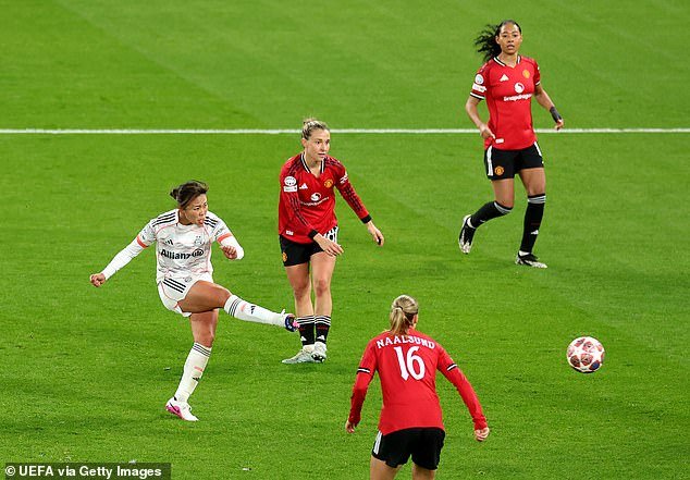 Man United 2-3 Bayern Munich: Pernille Harder regresa para perseguir al equipo de Marc Skinner mientras los Rojos afrontan un desafiante viaje de regreso a Alemania en los cuartos de final de la Liga de Campeones femenina