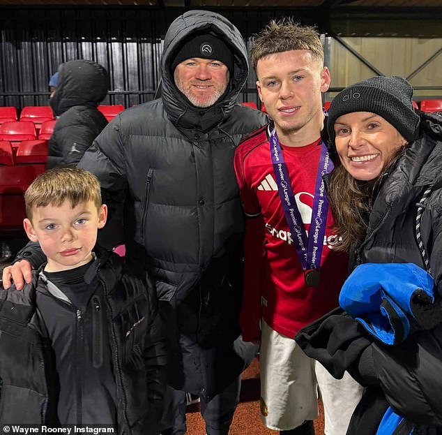 Cristiano Ronaldo Jr. y Kai Rooney alguna vez fueron compañeros de equipo en el Man United; ahora están mostrando sus habilidades en el Real Madrid y el Man United, al igual que sus padres.