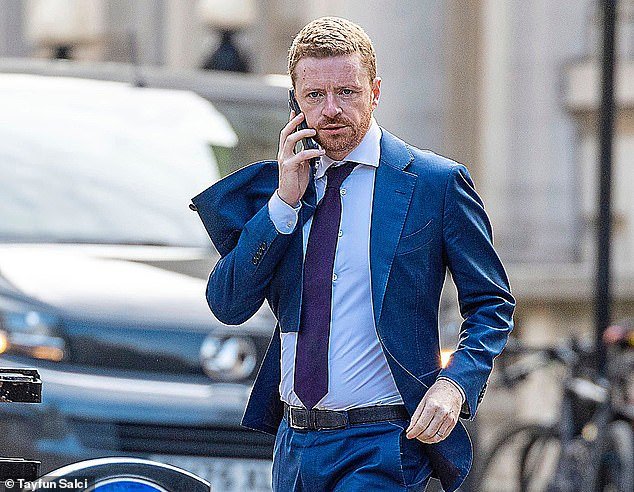 La policía se encontró en la calle donde robaron el teléfono móvil de Morgan McSweeney y revisó las cámaras de seguridad para “establecer los hechos”.