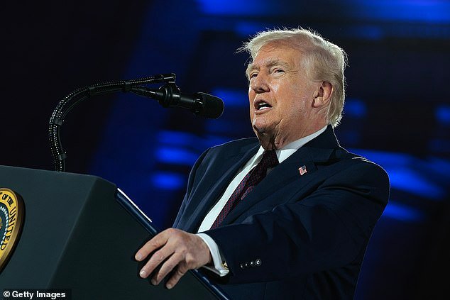 Trump insinúa la verdadera razón por la que no usará la palabra “guerra” con Irán cuando hable con los donantes republicanos