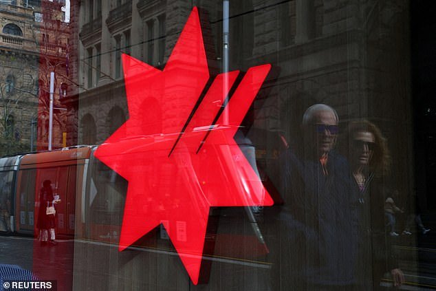 NAB está eliminando cientos de puestos de trabajo en Australia, ya que la empresa se ve sacudida por el éxodo de un empleado de su principal oficina de Melbourne.