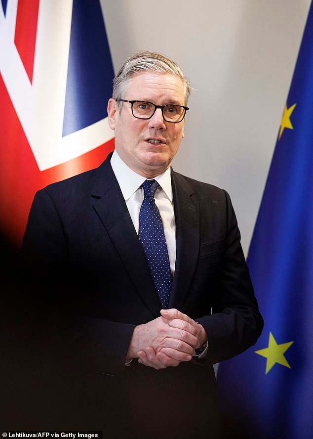 El parlamentario laborista acusa abiertamente al principal asesor de Starmer de mentir sobre el robo de su teléfono a medida que se profundiza la crisis de Mandelson.