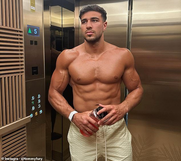 Tommy Fury lucha contra el “hombre más fuerte del mundo” con una diferencia de peso de DIEZ PIEDRAS en un extraño combate de boxeo