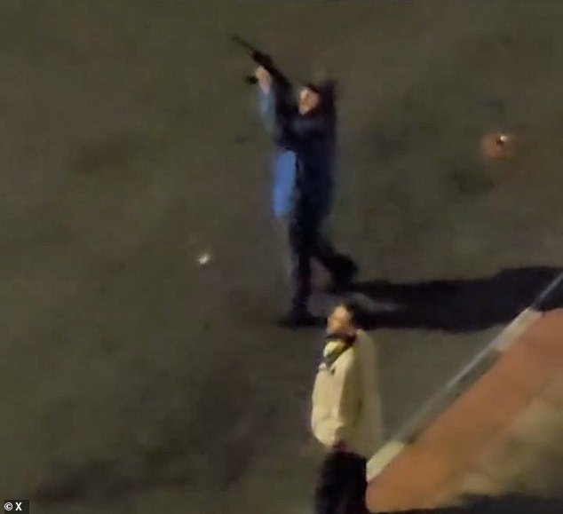 Momento en que los agentes de policía iraníes “abren fuego contra edificios residenciales para detener el coro de cánticos anti-Jamenei mientras pasa la manifestación a favor del régimen”