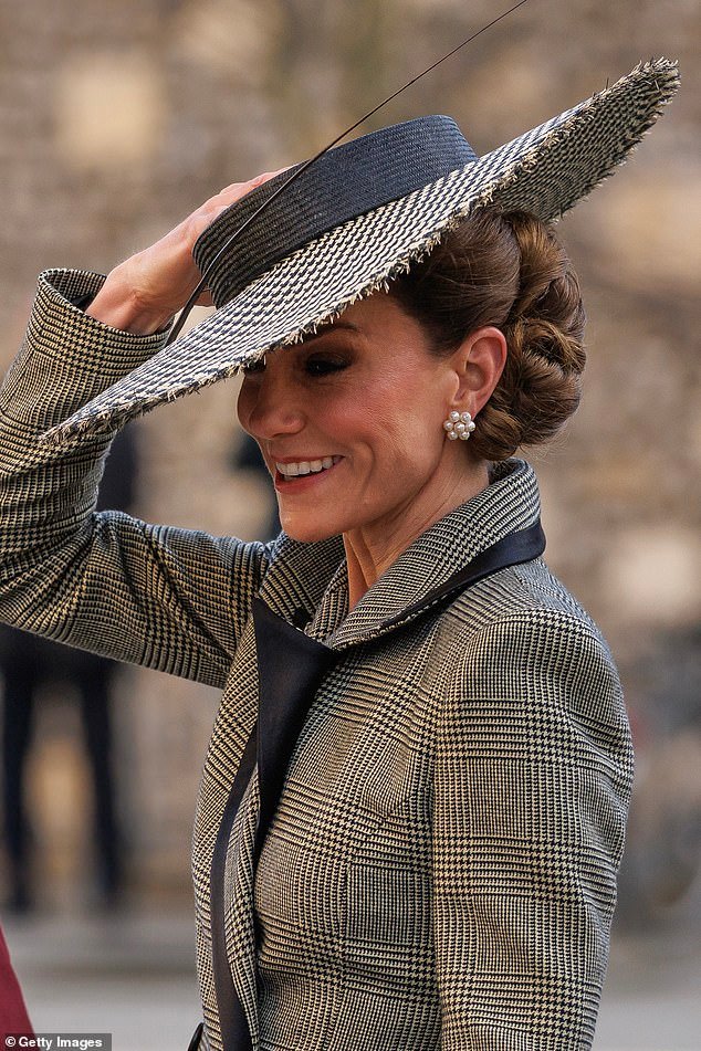 ¡El triplete de Kate! La Princesa de Gales sujeta con fuerza su barco de £ 690 en el ventoso Kent, mientras entra en su ‘era Melania’ con un tocado gigante