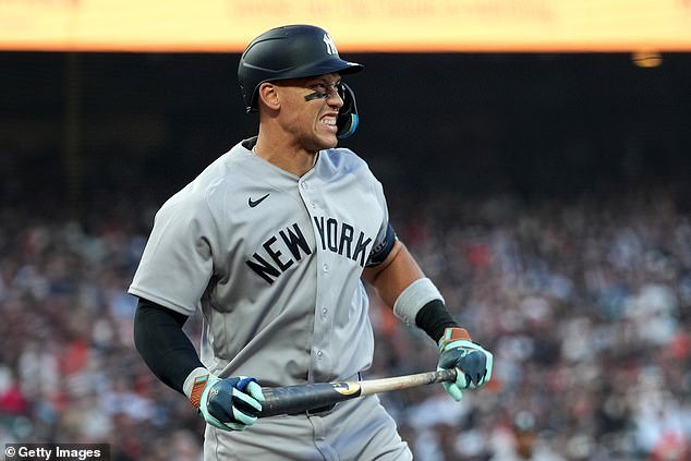 La superestrella de los Yankees, Aaron Judge, está siendo destruida por los fanáticos del béisbol después de una actuación históricamente terrible en el primer partido de la temporada del equipo.