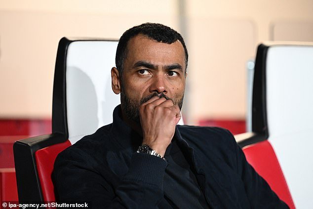 Dentro de la aparición de Ashley Cole en la Serie B: los escépticos italianos dicen que es similar a un ‘aterrizaje ovni’, pero he aquí por qué las fuentes insisten en que tendrá éxito, la manera inusual en la que ha perfeccionado sus habilidades como entrenador, por qué los jugadores se están uniendo a él y el simple truco de pase que le enseñó a Levi Colwill