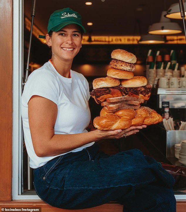 La propietaria de una panadería australiana revela su dolor después de que una nueva tienda de bagels fuera destrozada con odiosos grafitis antijudíos incluso antes de abrir sus puertas.