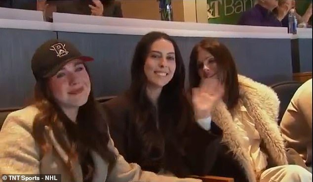 Momento emotivo: la prometida de la estrella de la NHL vuelve a las gradas tras sufrir un fallo cardíaco el pasado verano en Francia