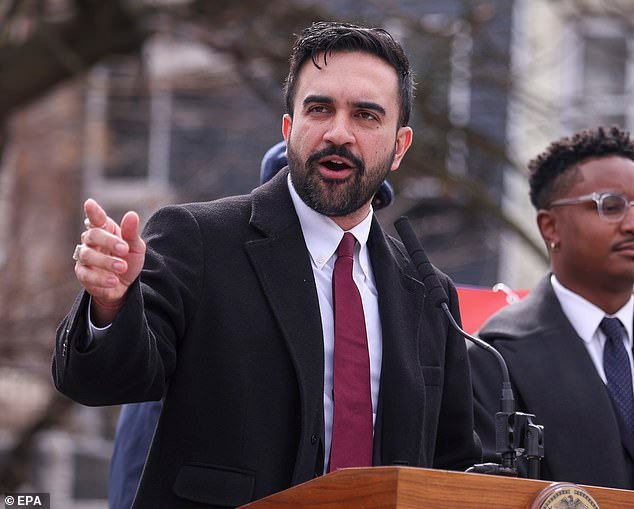 El alcalde socialista de Nueva York está dando un giro de 180 grados en DOS importantes medidas electorales sobre escuelas y alquileres mientras intenta cerrar el agujero negro presupuestario.