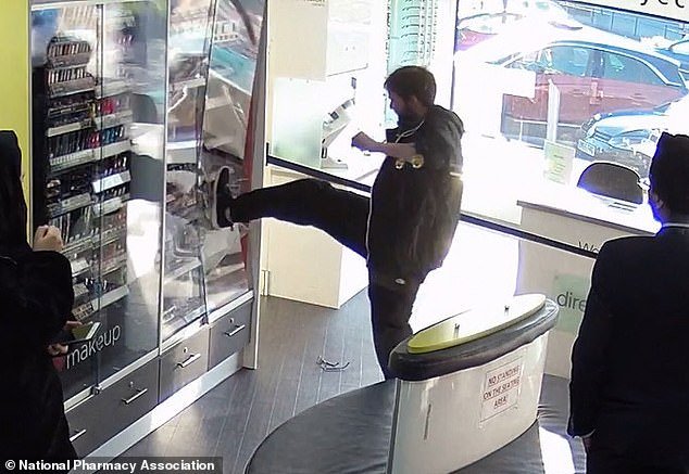 El personal de la farmacia advierte sobre un “abuso cada vez mayor” por parte de los pacientes, que incluye arrojar ladrillos a las ventanas, arrojar sillas y escupirles.