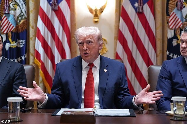 Trump critica el portaaviones de “juguete” británico y se burla de la oferta británica de “enviar barcos cuando termine la guerra con Irán”: “Dije… no te preocupes”