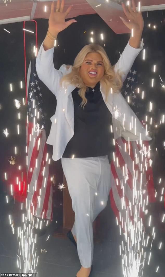 Indignación cuando el comediante usa WHITEFACE para burlarse cruelmente de las apariciones públicas de Erika Kirk después del asesinato de Charlie