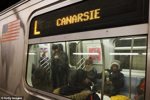 Adolescente es asesinado a puñaladas frente a viajeros horrorizados en el metro de Manhattan durante la hora pico