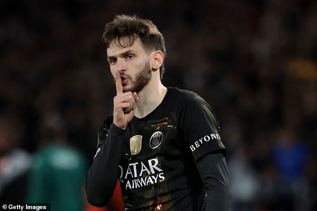 El Arsenal ha dado un duro golpe en la carrera por Khvicha Kvaratskhelia cuando la estrella del PSG deja clara su posición de transferencia