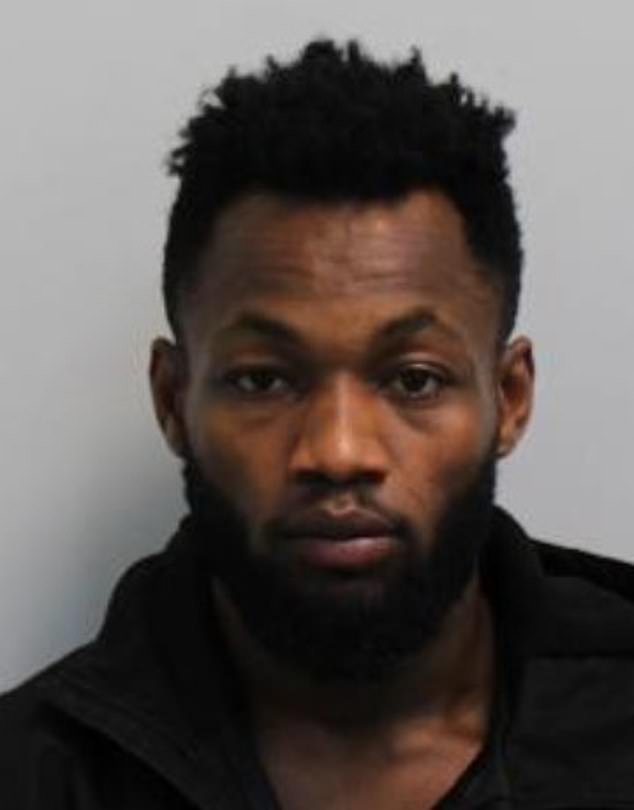 Momento dramático: un atracador inmigrante es arrestado después de que una víctima de pensamiento rápido le toma una foto