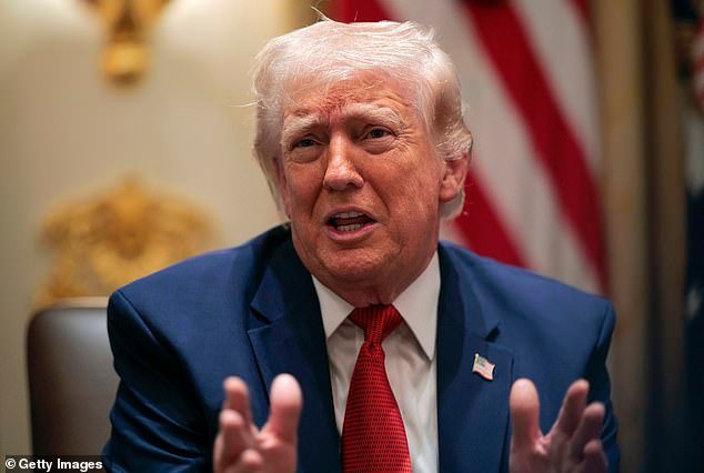 Trump adelanta el plazo para atacar a Irán con una nueva pausa de 10 días mientras Teherán amenaza con un millón de combatientes y una bomba nuclear