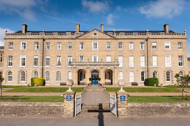 El juez le dice a un tramposo que afirmó tener ansiedad y depresión: “Por supuesto que sí, eres un tramposo, esa es una forma de vivir ansiosa y deprimente”, mientras lo encierra.